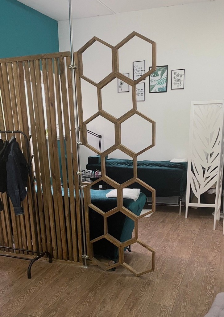 Beauty Bar treatment area with honeycomb partition