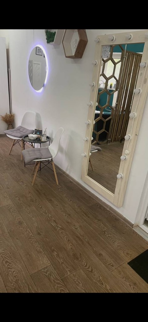 Beauty Bar vanity mirror and waiting area