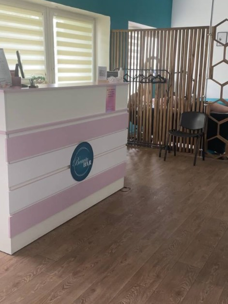 Ресепшн Beauty Bar с логотипом бренда