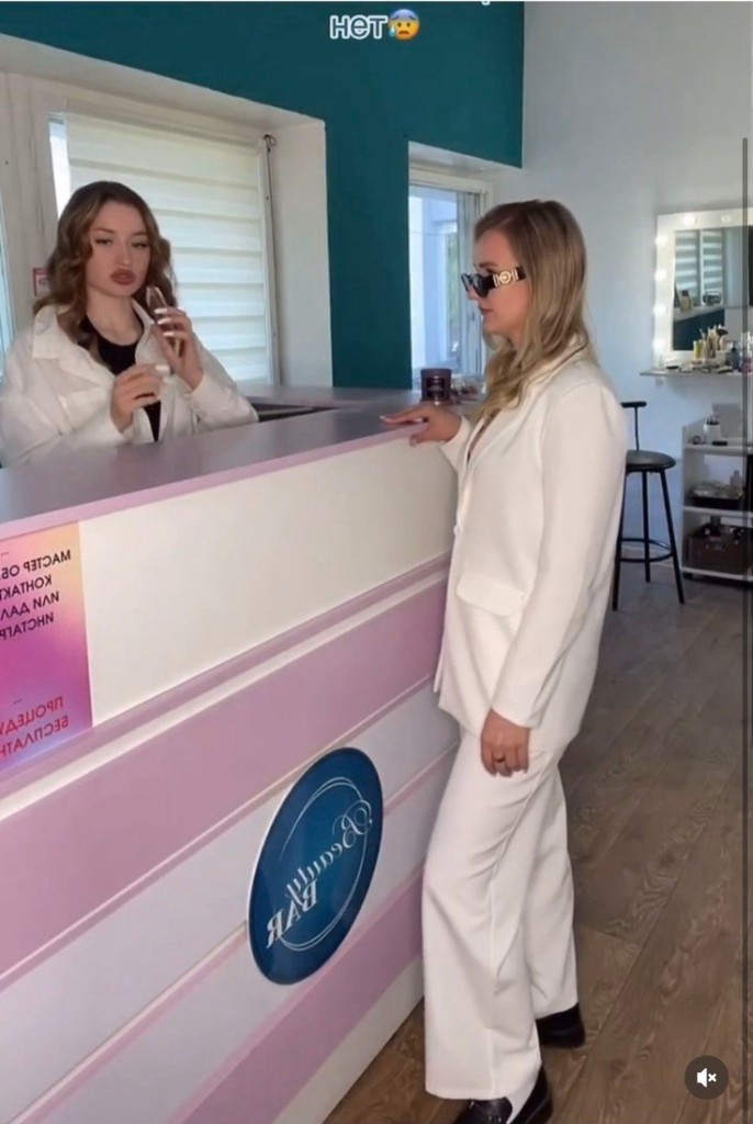 Ресепшн Beauty Bar — команда и клиентка у стойки
